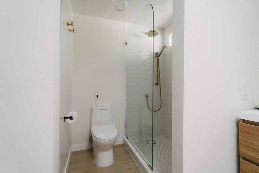 Building Photo - 5716 Skyview Way