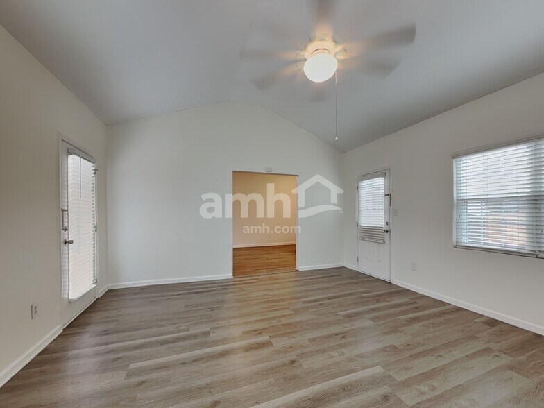 Building Photo - 6004 Glen Way Dr