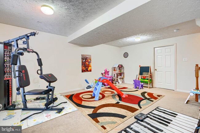 Building Photo - 10 Bluestem Ct