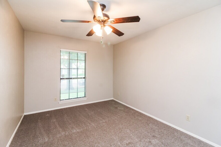 Building Photo - 1385 Southridge Dr