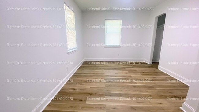 Building Photo - 428 N Oak St