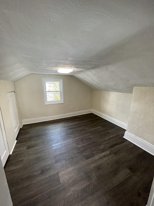 Building Photo - 628 Sidney St