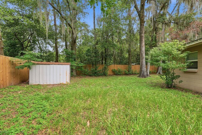 Building Photo - Roomy 3 bedroom 2 bath with great fenced yard