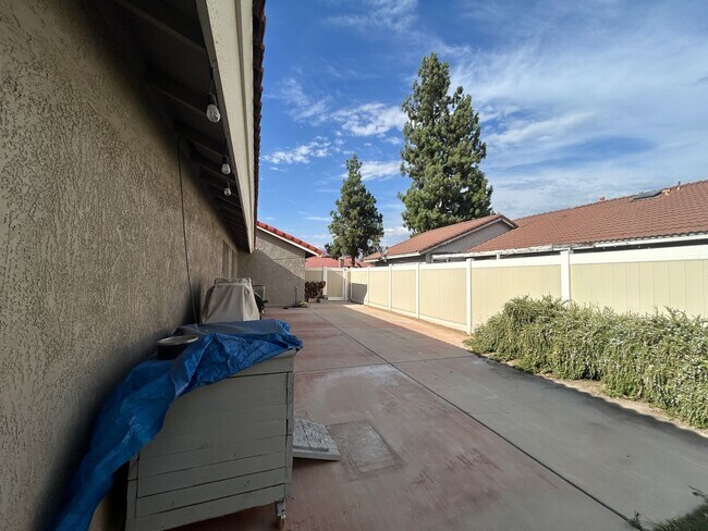Building Photo - Beautiful 3 Bedroom 2 Bath Home in Redlands!