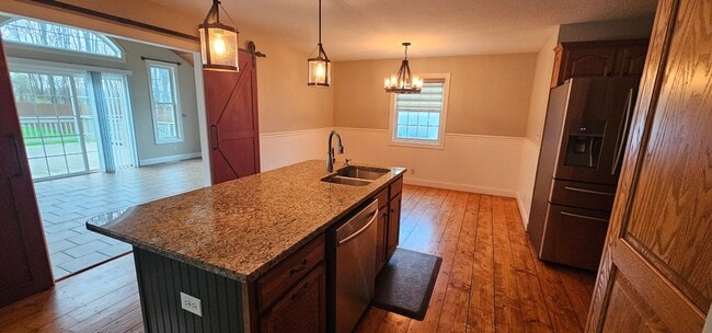 Building Photo - Welcome to this stunning 4 bedroom, 3 bath...