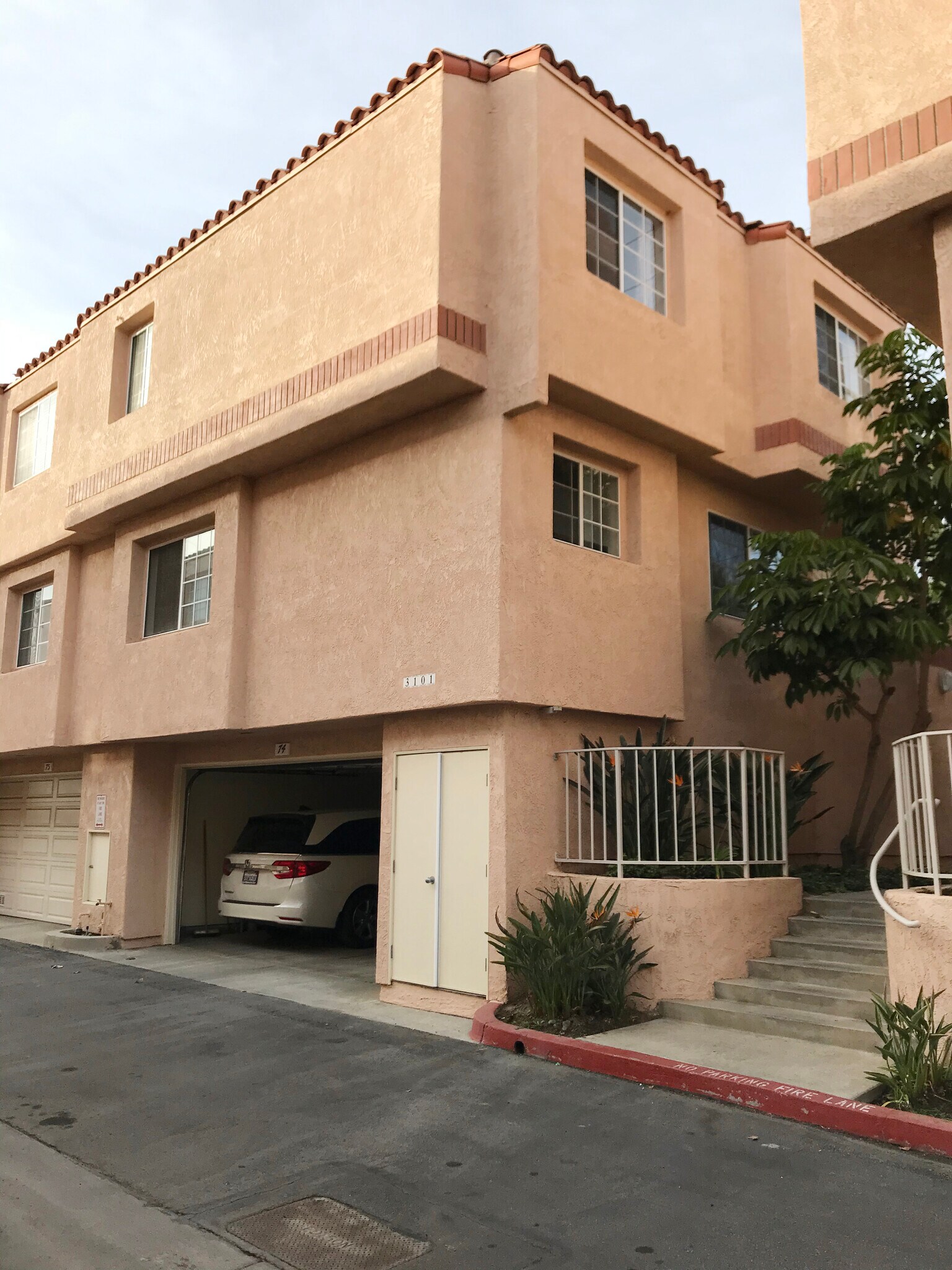 Building Photo - 3101 Plaza del Amo