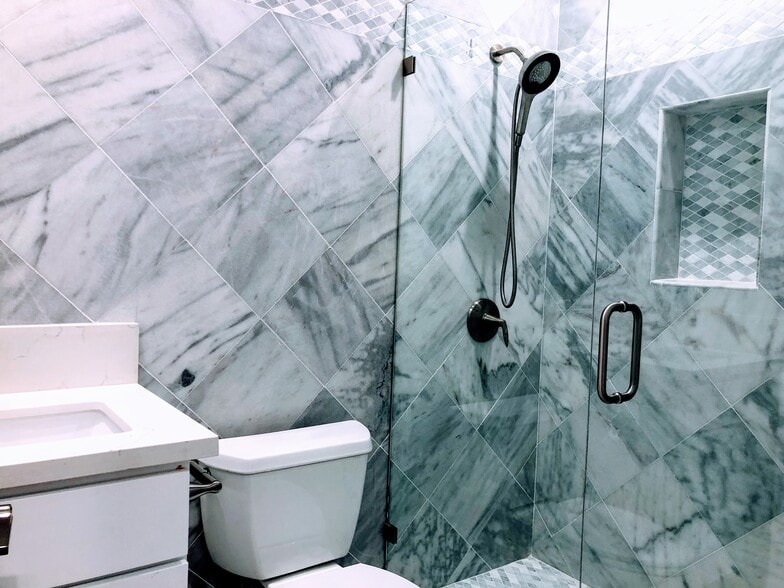 En suite bathroom - 2154 Fargo St