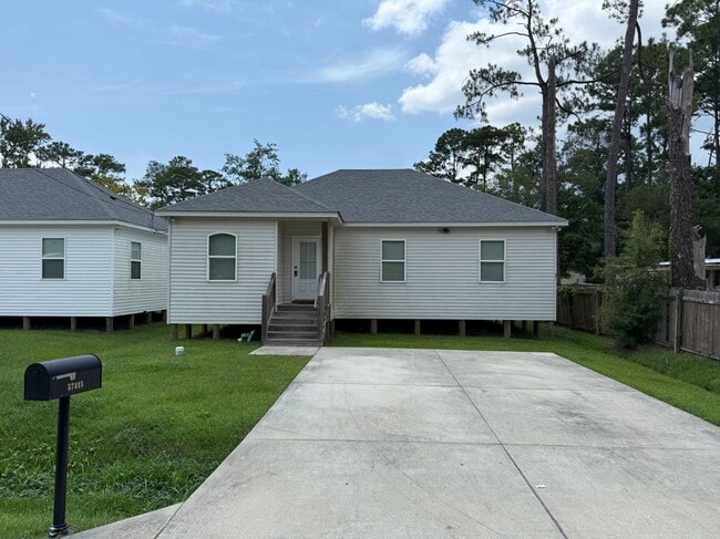 Building Photo - 57415 Oak Ave