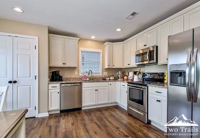 Building Photo - 3 BED/2 BATH ONE-LEVEL LIVING WITH MOUNTAIN VIEWS