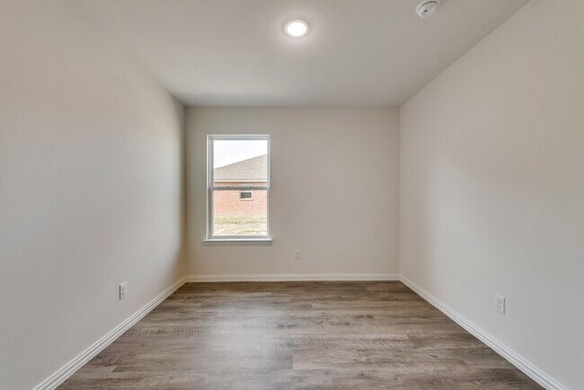 Building Photo - 712 W 19th St
