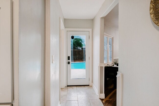 Building Photo - 134 Sinclair St