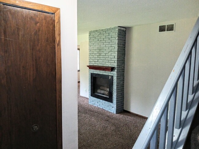 Building Photo - 3 Bedroom 2 Bath in Burnsville