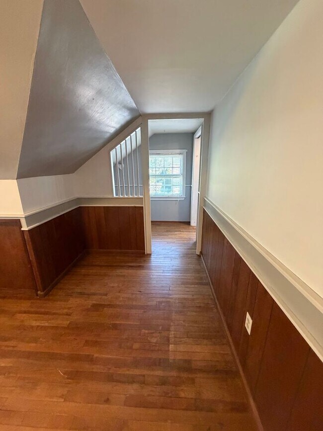 Building Photo - 3 Bedroom, 2 Full Bath Home with 4-Season Room, Garage & Large Lot