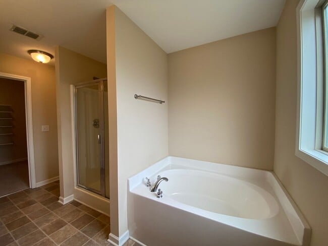 Building Photo - 3 Bedroom / 3 Bathroom / End Unit Townhome...