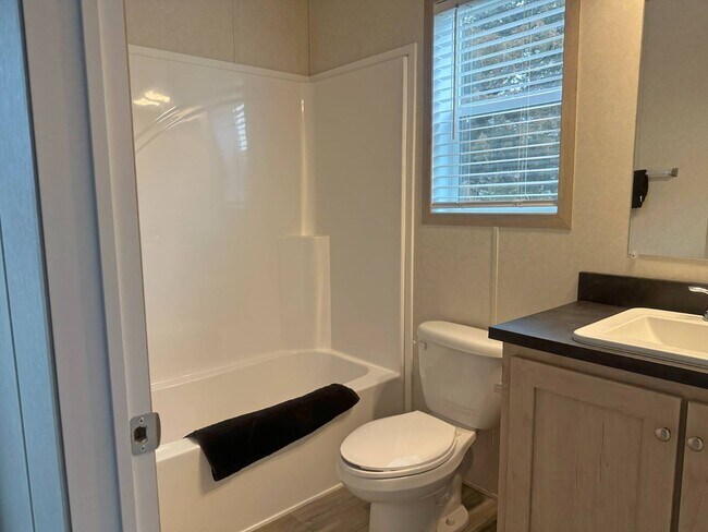 Building Photo - 14876 Washington Rd