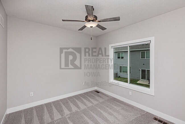 Building Photo - 5638 Fernwood Dr