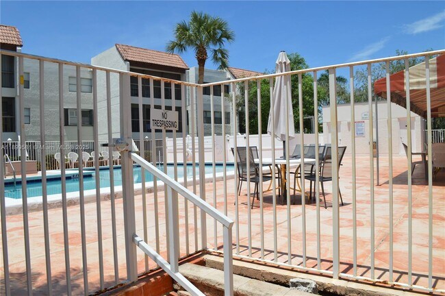 Building Photo - 303 Racquet Club Rd