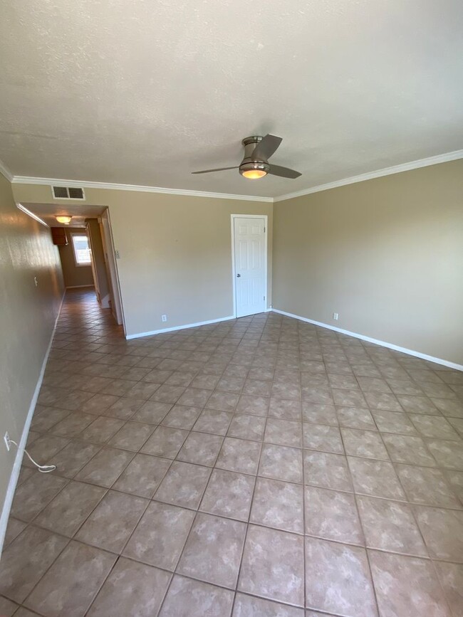 Building Photo - Two Bedroom Huntington Beach Townhouse w/ ...