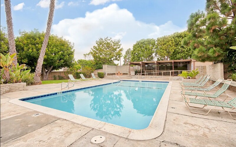 Building Photo - 809 Amigos Way