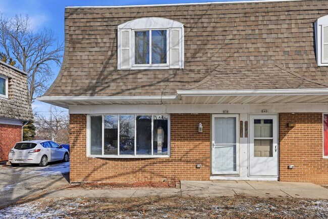 Building Photo - 836/840 Greenwood Court