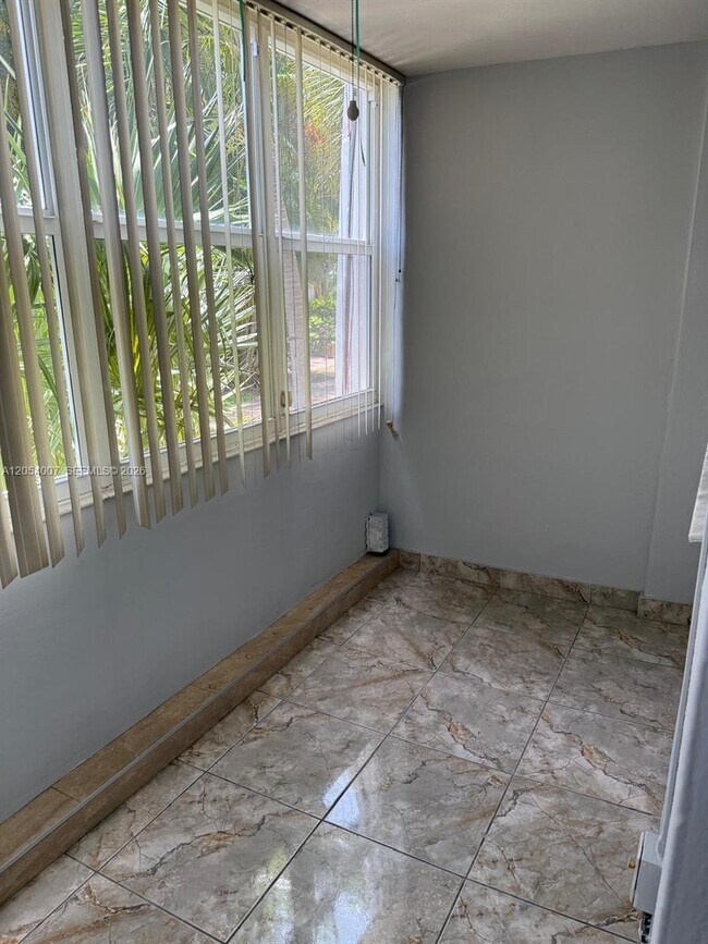 Building Photo - 1333 E Hallandale Beach Blvd