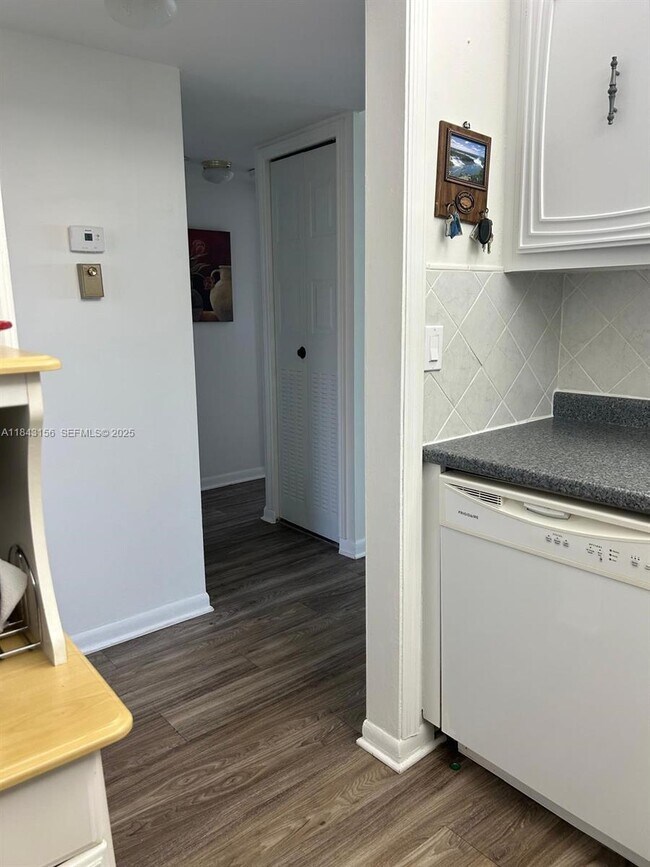 Building Photo - 2851 Somerset Dr