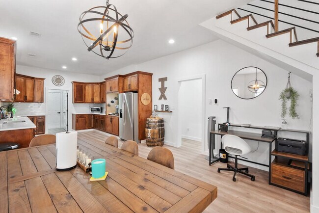 Building Photo - 921 E Hattie St