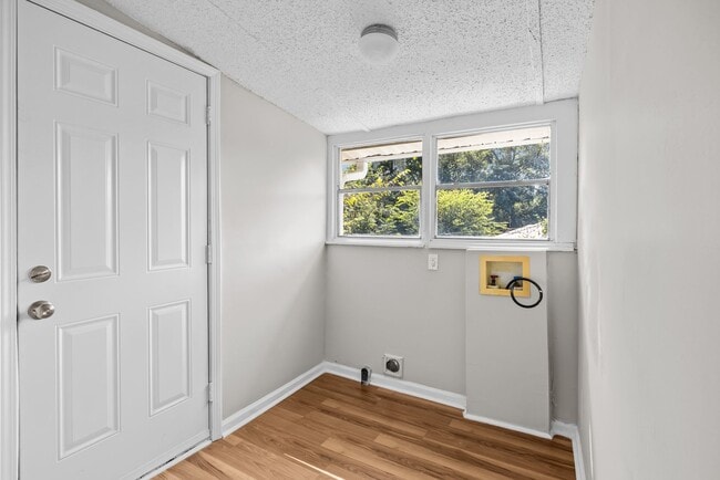 Building Photo - Newly Renovated 3 Bedroom 2 Bathroom Home
