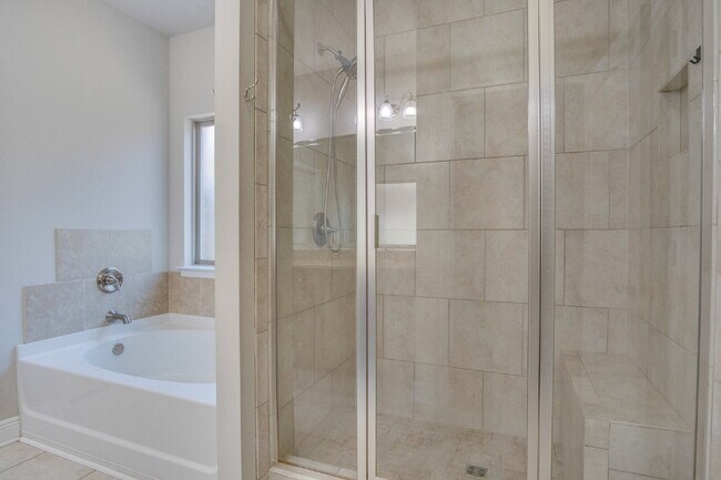 Building Photo - Highly desired 4/2.5 Gulf Breeze Home with hot tub!