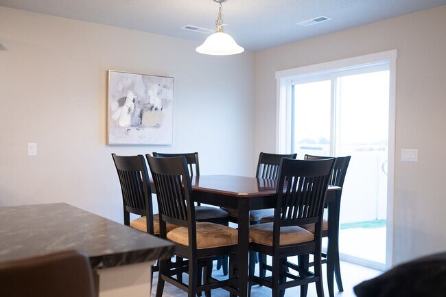 Building Photo - 4 bed 2 bath with bonus room