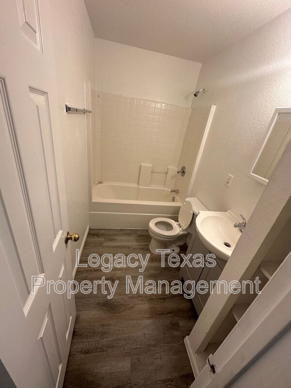 Building Photo - 802 N Wilhite St