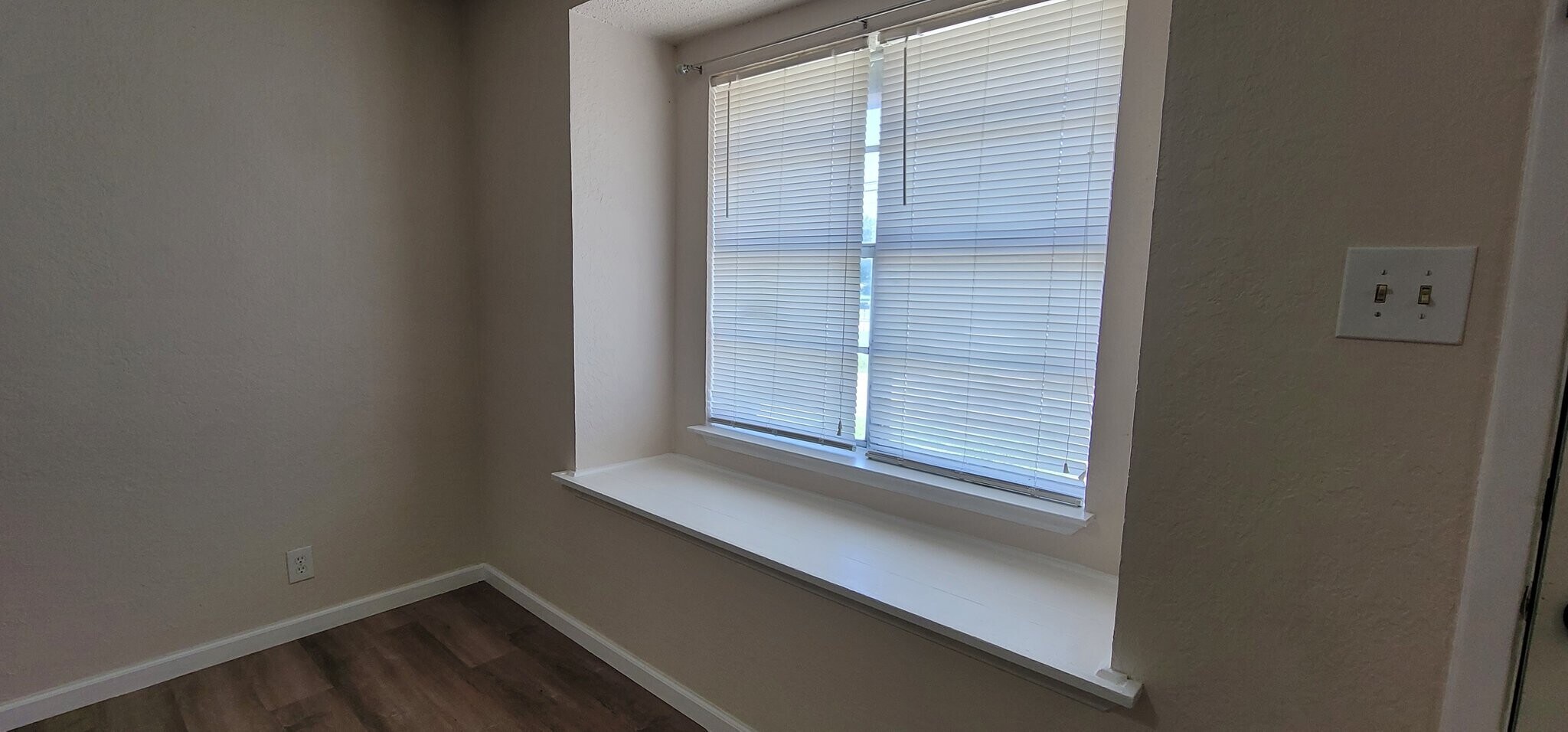 Building Photo - 728 N Main St