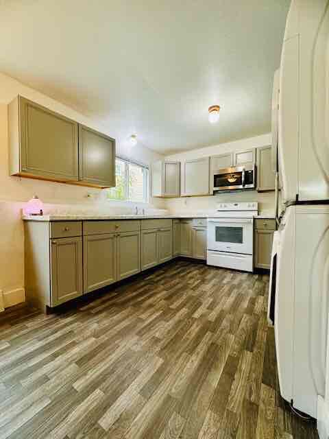 Building Photo - 227 E 12th Ave