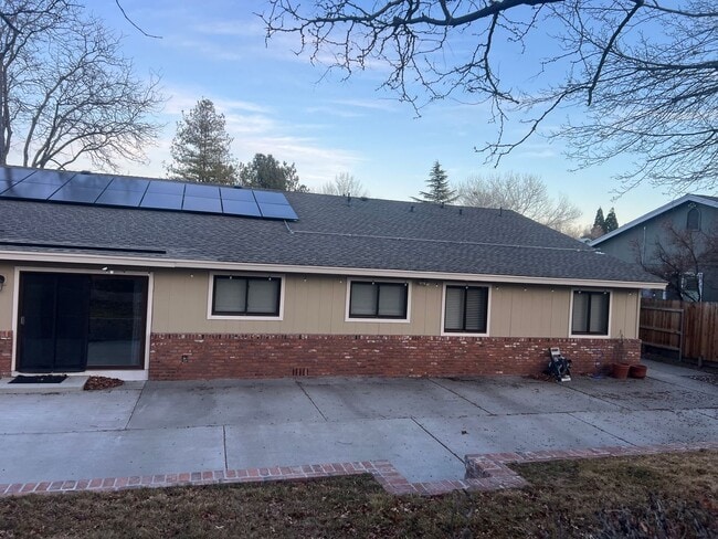 Building Photo - Beautiful FULLY FURNISHED Single Level 4/2 Home in South West Reno