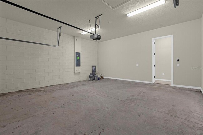 Building Photo - 10411 Pk Ests Ave