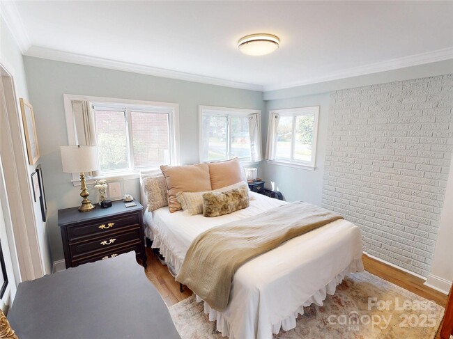 Building Photo - 652 Manhasset Rd