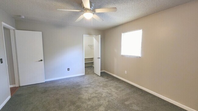 Building Photo - Welcome to this charming 3-bedroom, 2-bath...