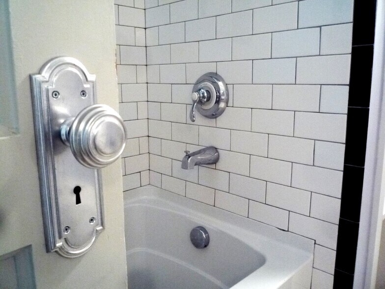 Bath detail - 851 E 3rd Ave