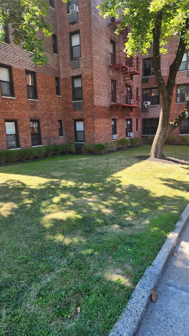 Building Photo - 3 Remsen Rd