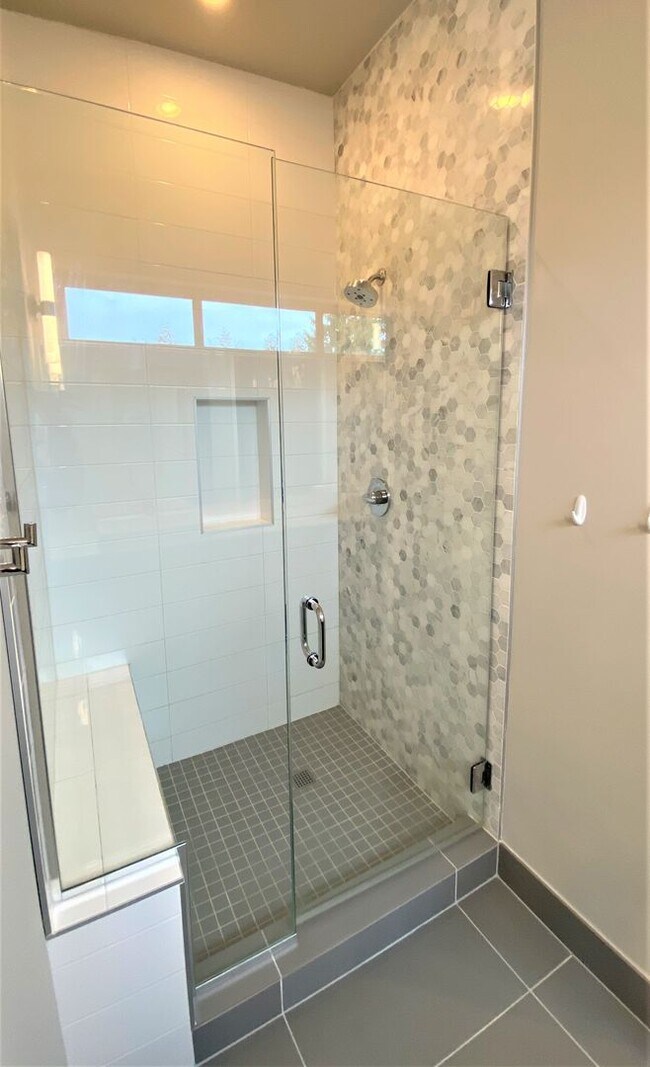 Building Photo - Modern 4BR Townhome in Prime Bellevue | AC | Bellevue Schools | Minutes to Microsoft