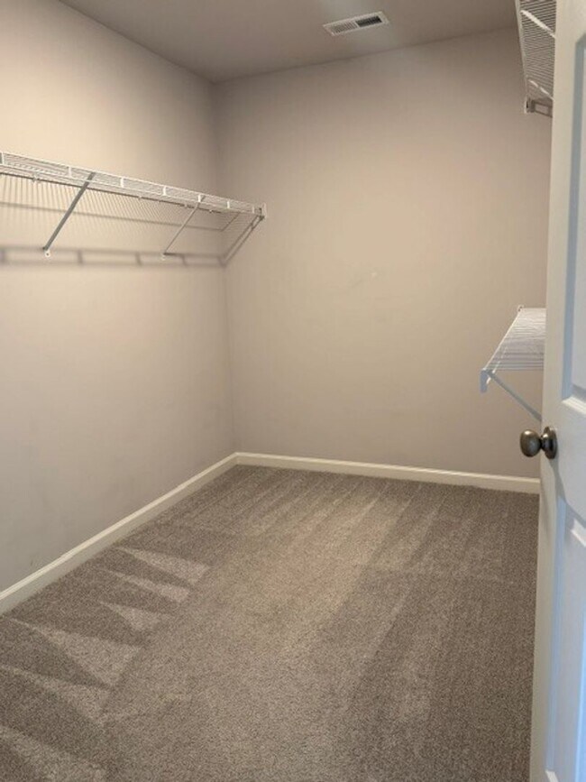 Building Photo - Cute 3 Bedroom Home Nestled in the back of the cul-de-sac
