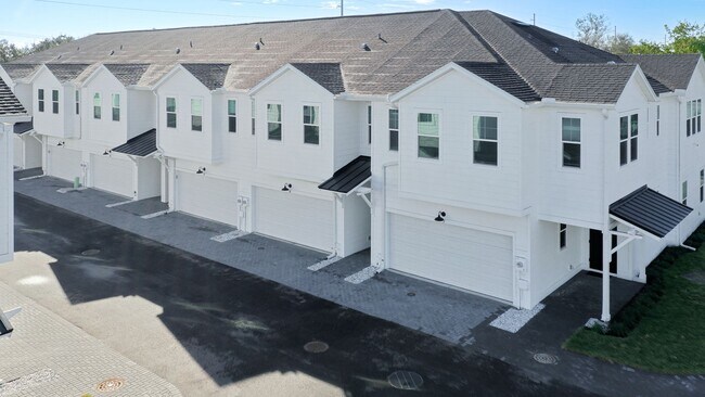 Building Photo - Brand New Constructed Townhouse in South Tampa - Available October 2024