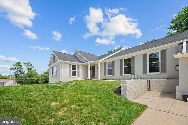 Building Photo - 8200 Clay Dr