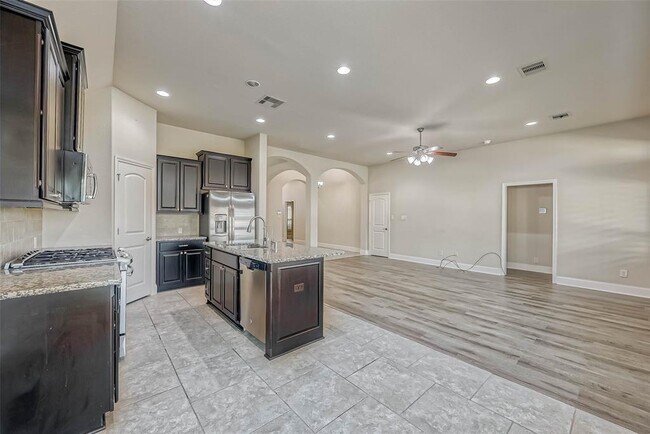 Building Photo - 2603 Longlake Dr