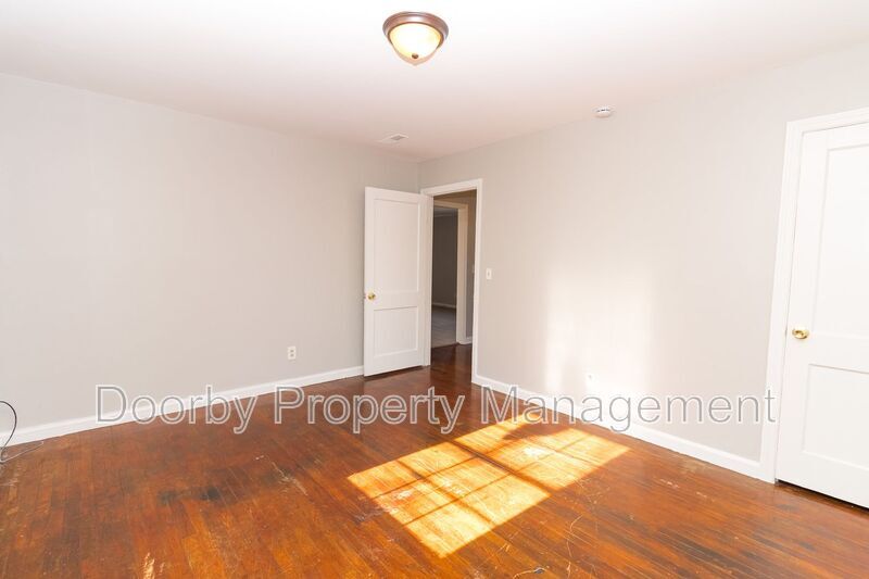 Building Photo - 3302 Pinewood Ave