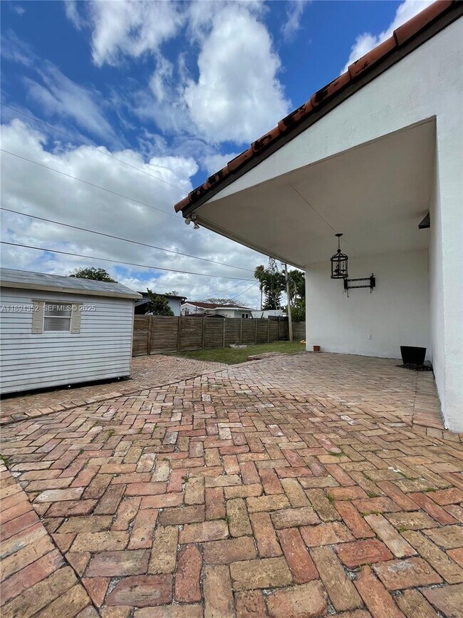 Building Photo - 8301 SW 27th Terrace