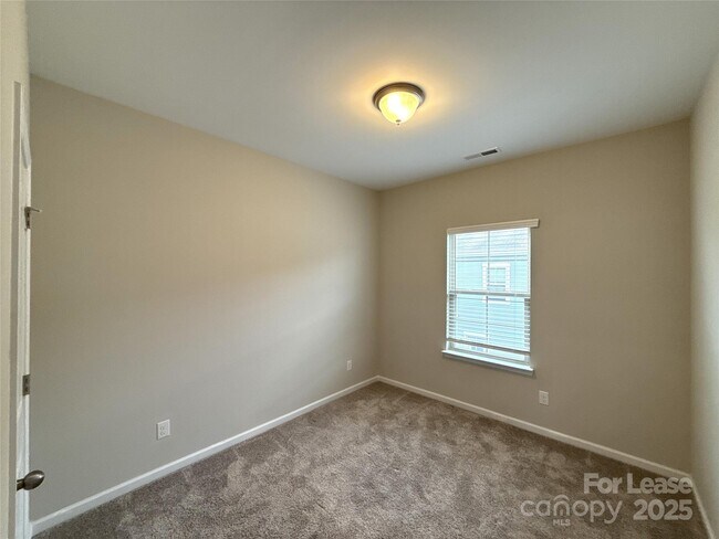 Building Photo - 1138 Doveridge St