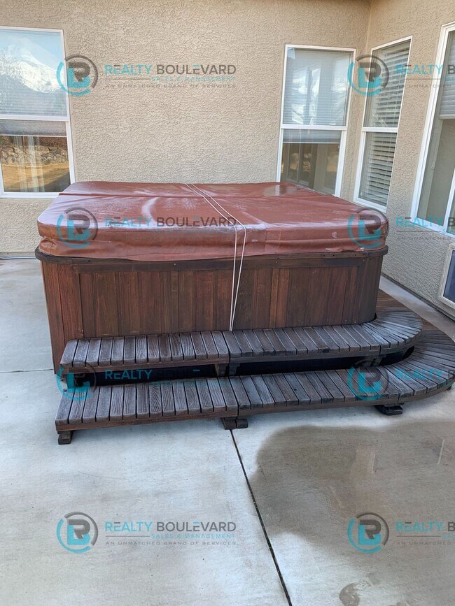 Building Photo - Beautiful 3 Bedroom, 2Bath, 3 Car Garage home in South Reno With Large Back Yard and Hot Tub!