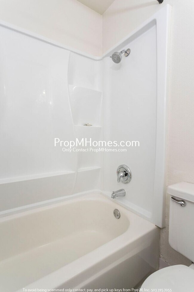 Building Photo - Refreshed Two Bedroom Townhome in Montavilla!