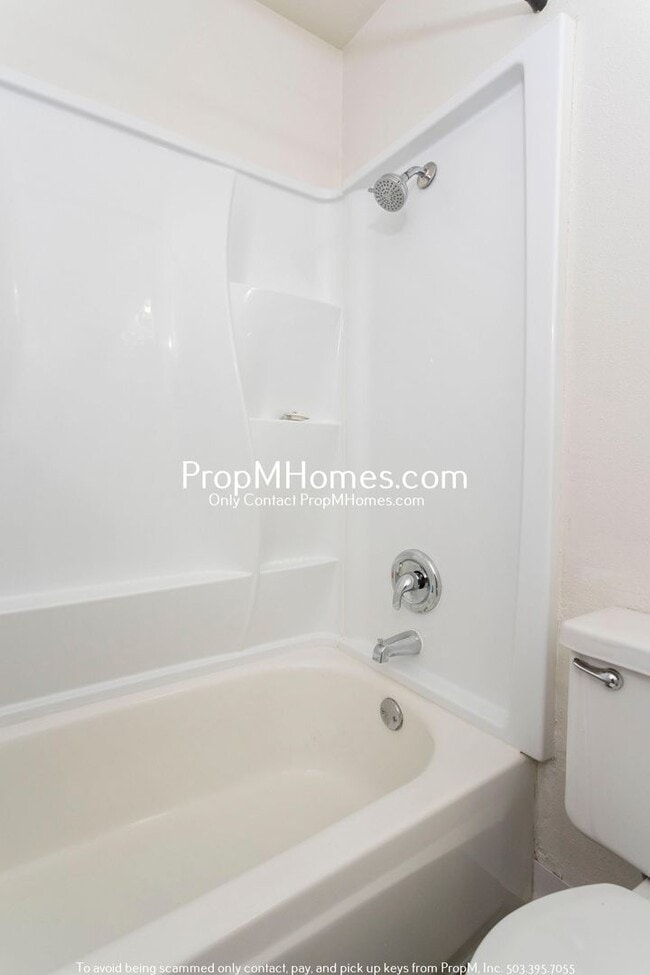 Building Photo - Two Bedroom Townhome in Montavilla!